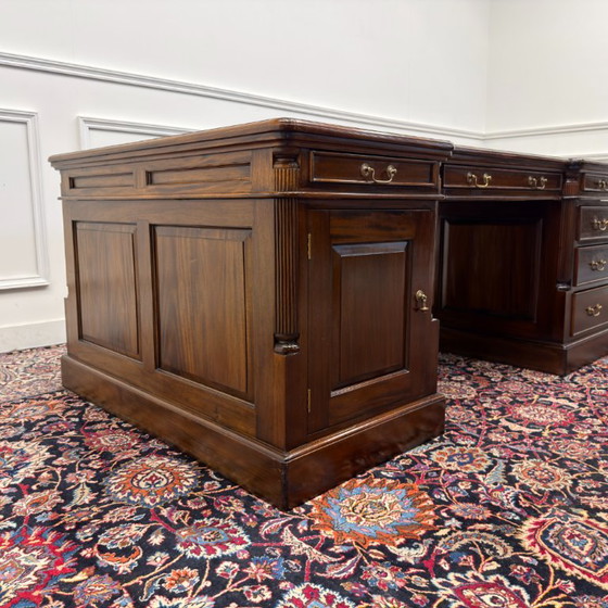 Groot Klassiek Engels Chesterfield Bureau Partnerdesk – Schreibtisch, Leder, Holz (photo 5 of 21)