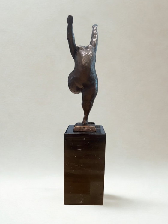 Image 1 of Scultura in bronzo di una donna danzante – Arte moderna – Base in marmo – 33 cm