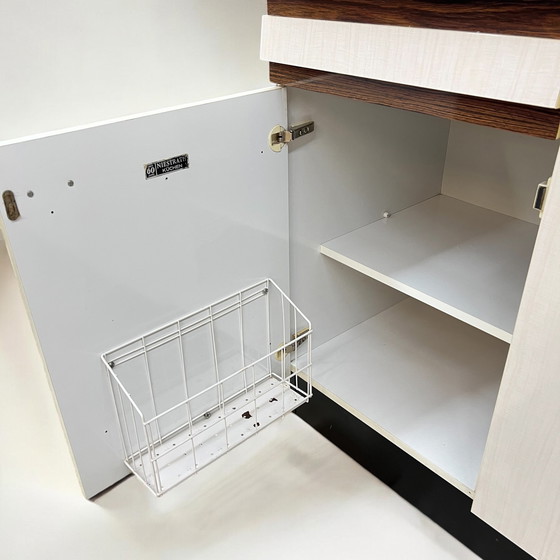 Image 1 of Credenza da cucina Niestrath - anni '60 in legno rivestito in Resopal con maniglie cromate