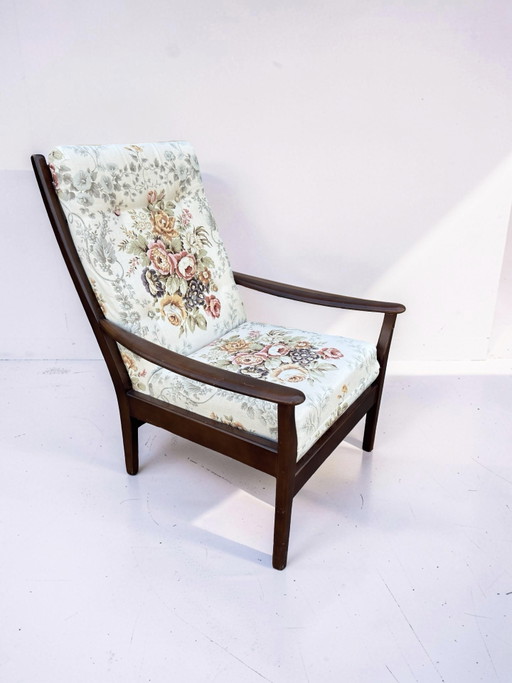 Sillón vintage de teca con estampado floral.