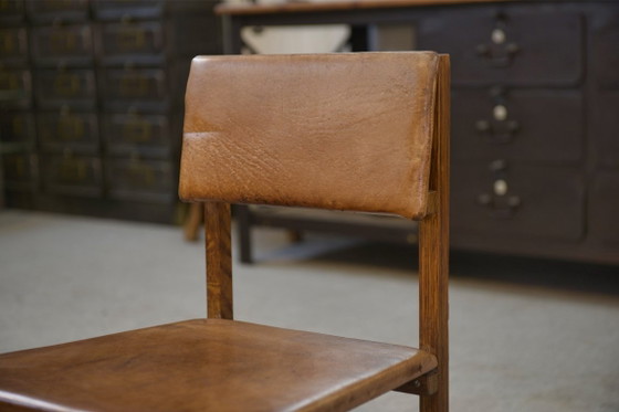 Image 1 of Een paar eikenhouten en lederen stoelen in de stijl van Gerrit Rietveld, jaren 60.