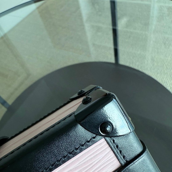 Image 1 of LOUIS VUITTON PETITE MALLE - SAC BANDOULIÈRE EPI ROSE CLAIR AVEC FERMOIRS DORÉS