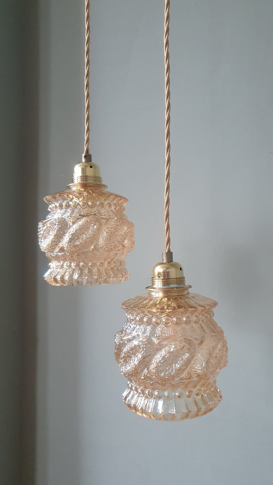 Image 1 of Set van 2 Vintage getextureerde rose / amber getinte hanglampen - midcentury design. 