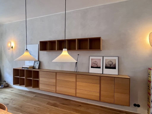 Bolia Case boekenkast met lades, planken en deuren in wit gepigmenteerd geolied eikenhout, fineer