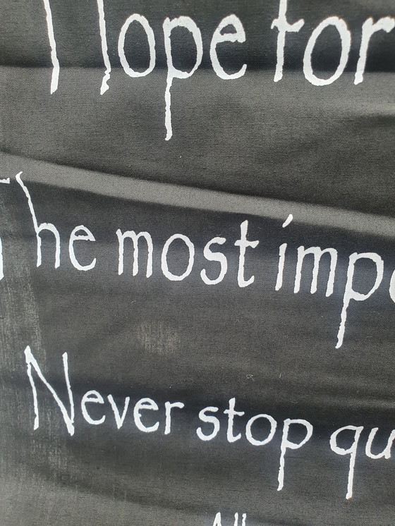 Image 1 of Een Unieke Wanddecoratie of Meditatiebanner met een Levensbeschouwelijke Uitspraak