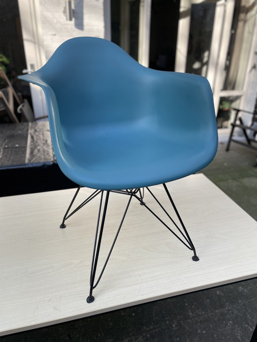 In the Style of Vitra Emnes