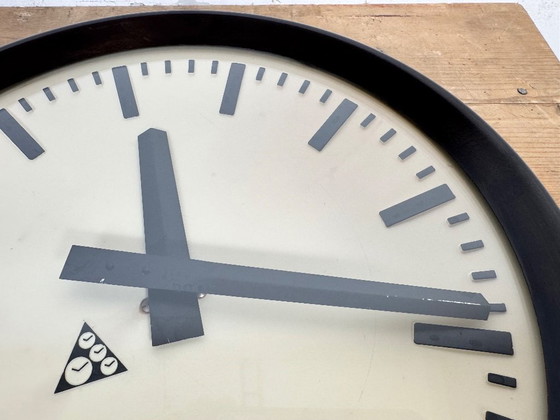 Image 1 of Orologio da parete industriale in bachelite di Pragotron, anni '60