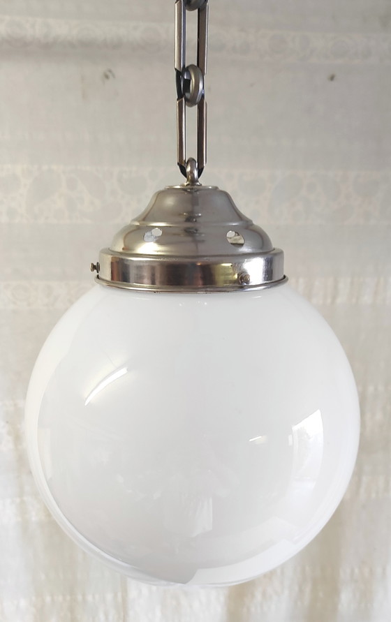 Lampada a sospensione Bauhaus a forma di globo in vetro opalino, diametro 20 cm - anni '30 (photo 8 of 9)