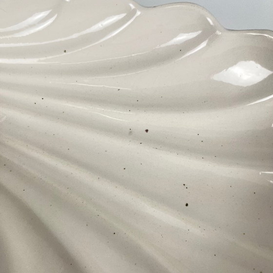 Image 1 of Ramequin en coquillage blanc, XXe siècle