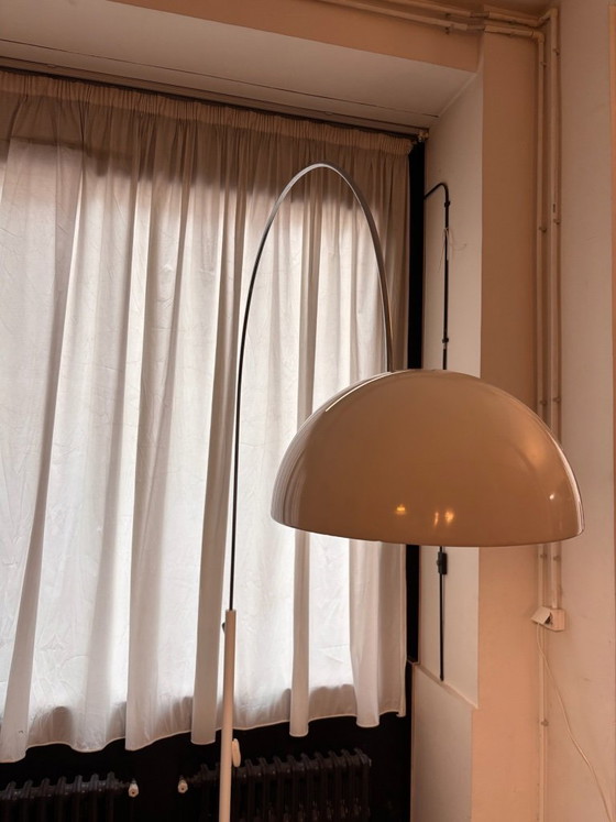Image 1 of Lampada da terra Coupé Ad Arco Joe Colombo per Oluce, design vintage in cromo bianco