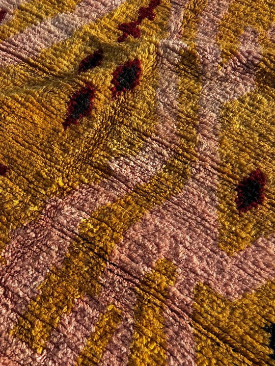 Image 1 of Tapis marocain moderne en laine 160x260 cm – Tapis berbère fait main avec motif abstrait jaune et rose.