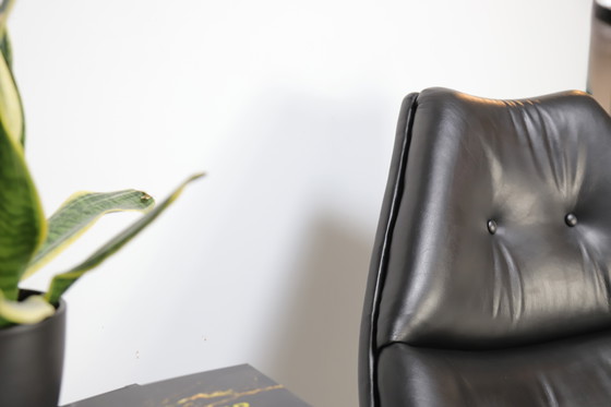 Image 1 of Artifort F510