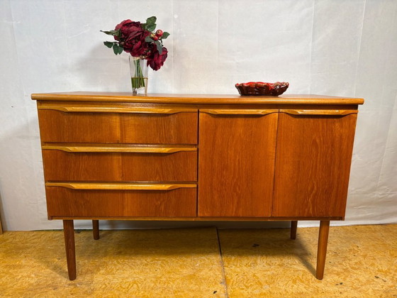 Image 1 of Mid-Century Retro Vintage Teakhouten Dressoir van Sakol uit 1960. Deens design, Brits vakmanschap, tijdloze opbergruimte.