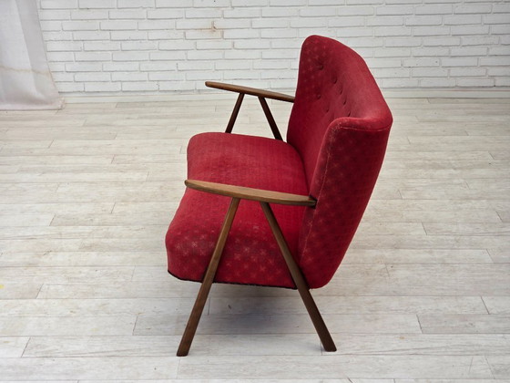 Image 1 of Divano danese a 2 posti, anni '60, rivestimento in tessuto rosso, gambe e braccioli in legno di faggio.