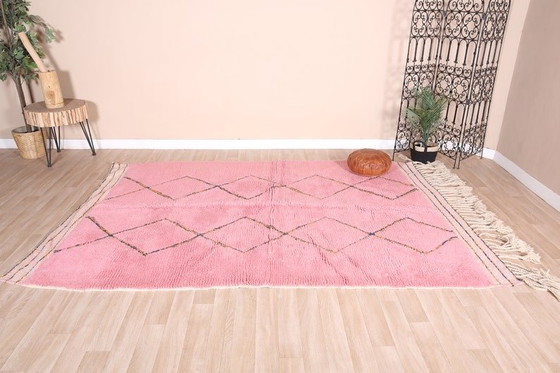 Image 1 of Tappeto berbero fatto a mano in pura lana, realizzato secondo la tradizione con motivi rosa, dimensioni 200/300 cm.