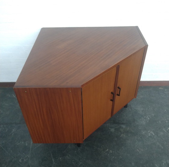 Image 1 of Armario esquinero de mediados de siglo 1960