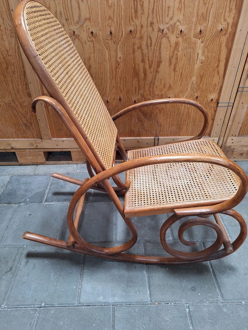 Sedia a dondolo in stile Thonet