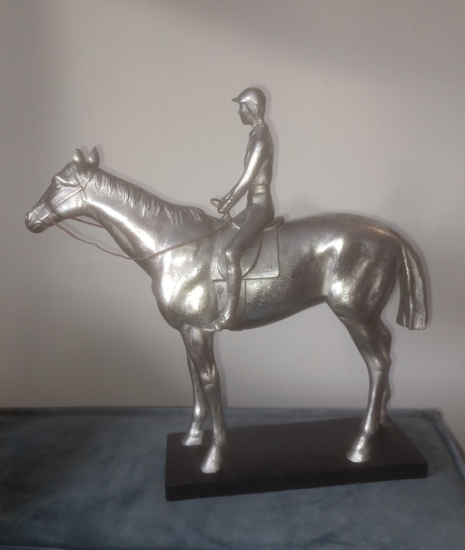 Grande statue décorative de jockey à cheval de couleur argentée