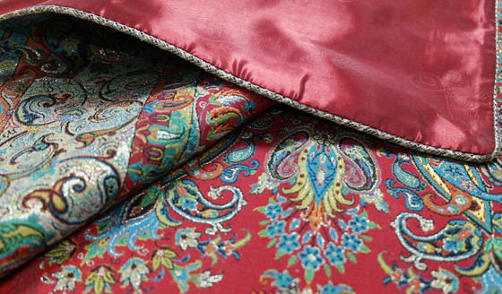 Image 1 of Oosters handgemaakt tafelkleed, zeer fijn vervaardigd uit zijden draden, 100 x 100 cm