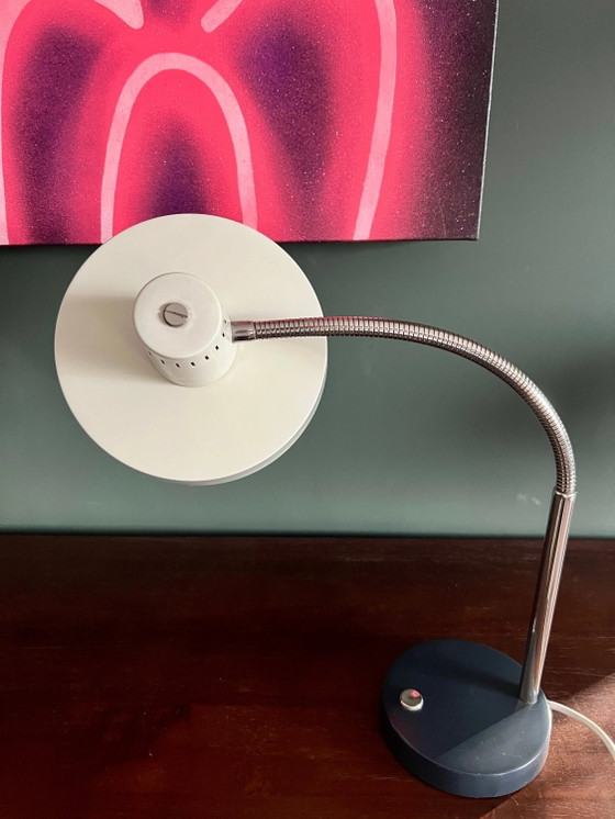 Lampada da scrivania originale Hillebrand tedesca Mid Century con collo di cigno e cappello da strega. (photo 9 of 10)