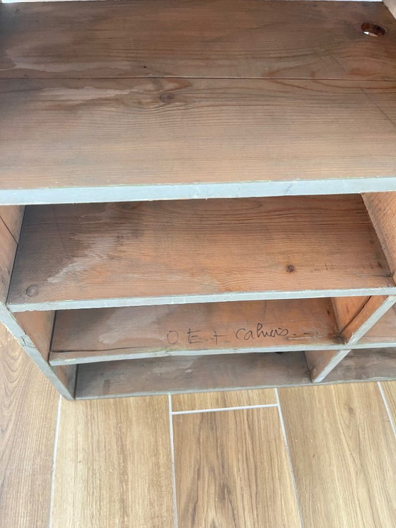 Image 1 of Großer antiker Werkstattschrank mit patinierten Holzfächern, 20. Jahrhundert.