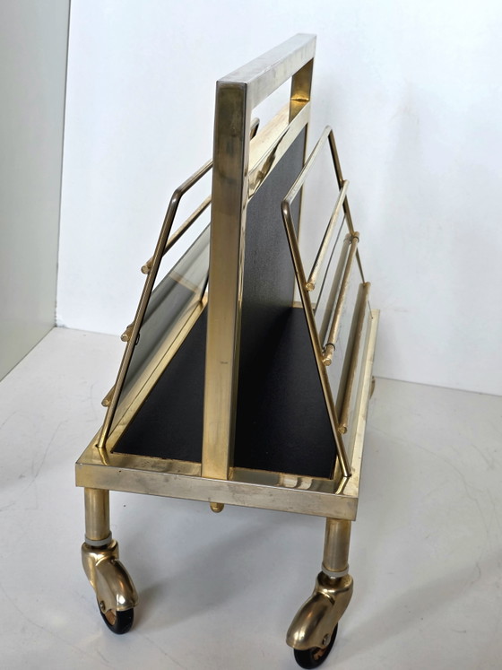 Présentoir à magazines vintage Hollywood Regency en laiton sur roulettes – Porte-revues, Brass, Plexiglass (photo 13 of 15)