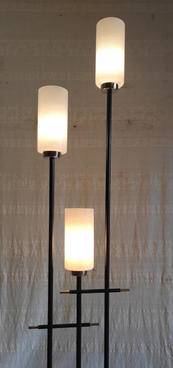 Image 1 of Modernistische vloerlamp met drie lampen in tulpvorm, uitgevoerd in opaalglas - jaren 1950/60