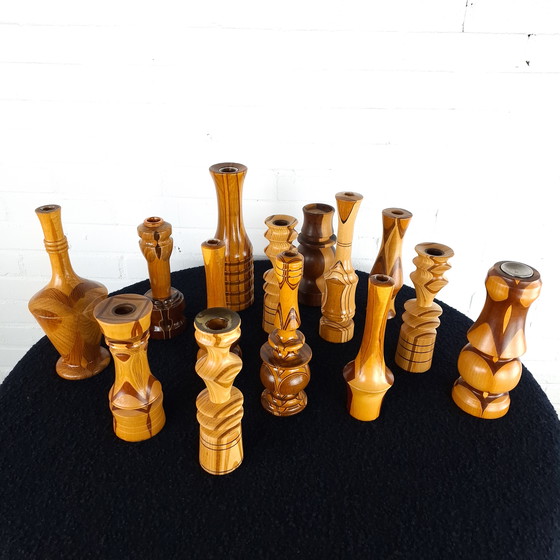 Image 1 of Set 14 vintage handgedraaide houten kandelaren en vaasjes