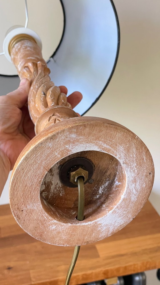 Image 1 of Lámpara de madera tallada