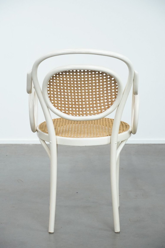 Image 1 of Sedia da bistrot bianca vintage con braccioli in stile Thonet
