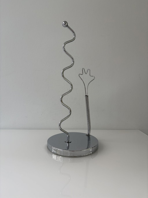 Portarotolo da cucina cromato con forma a mano – Design Postmoderno