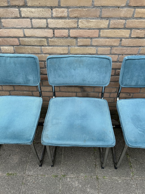 4 Stühle mit geripptem Stoffbezug und verchromtem Rohrgestell