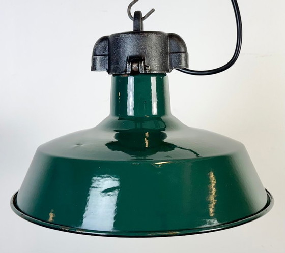 Image 1 of Lampada a sospensione industriale francese in smalto verde scuro, anni '60