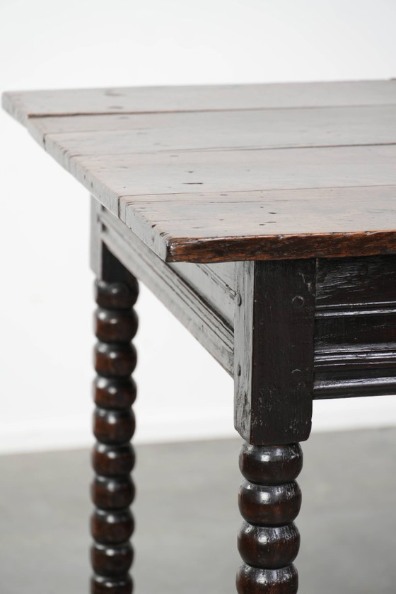 Image 1 of Uniek mooie antieke Engelse side table van eikenhout uit de 18e eeuw met een lade en mooie bobbin gedraaide poten