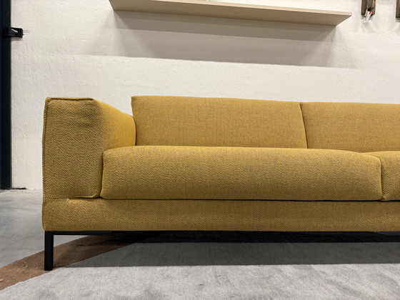 Image 1 of Diseño en stock Sofá Aikon de 4 plazas de tela amarilla