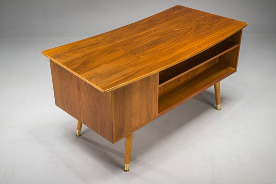 Image 1 of Freistehender Schreibtisch in Nussbaum, 1960er Jahre