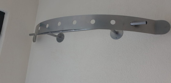 Image 1 of Appendiabiti in metallo di design, come nuovo, con grucce abbinate.