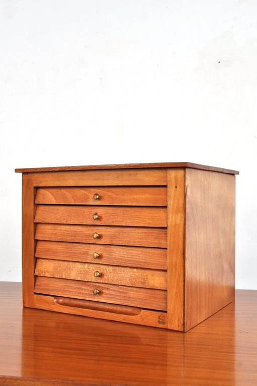 Mueble de mercería vintage de madera de haya, años 50