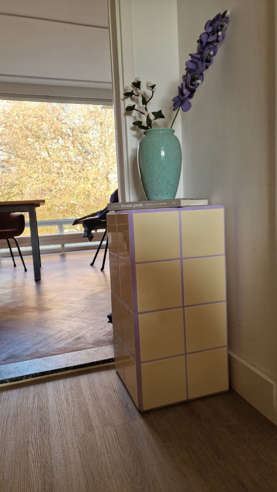 Image 1 of Table carrelée jaune amarillo avec joint lilas