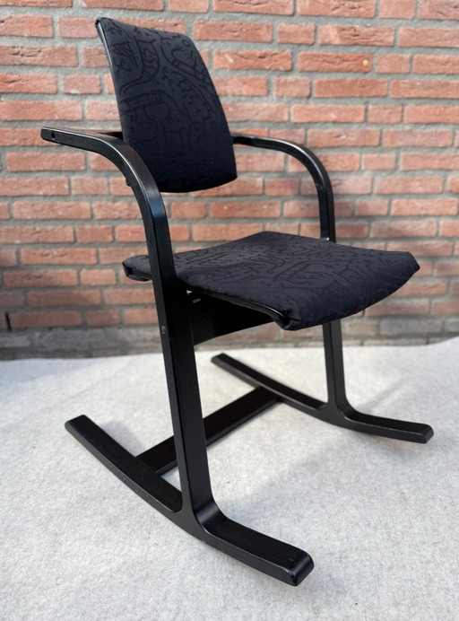 Peter Opsvik - Stokke - Actulum - Ergonomisch gevormde schommelstoel - Zwarte bekleding en houten frame