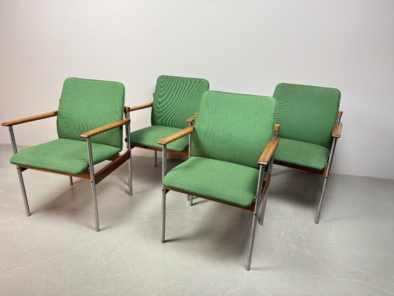 Image 1 of Juego de 4 sillas de comedor Thereca de diseño de mediados de siglo con tapicería verde vibrante.