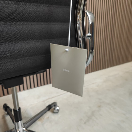 Image 1 of Vitra Eames EA 119 Bureaustoel in Mokka Premium Leder