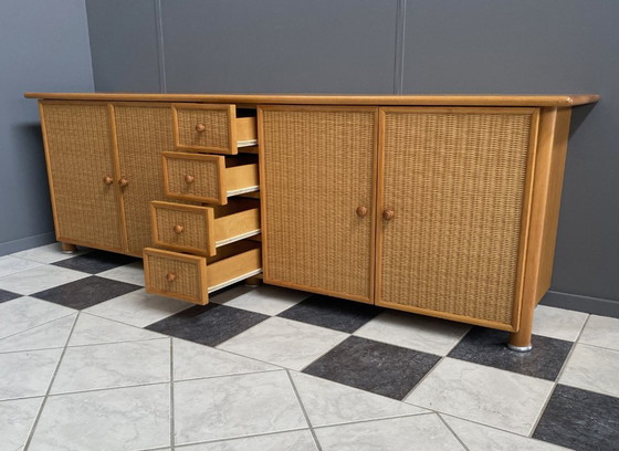 Image 1 of Grande credenza in vimini sintetico chiaro e cinghie di legno