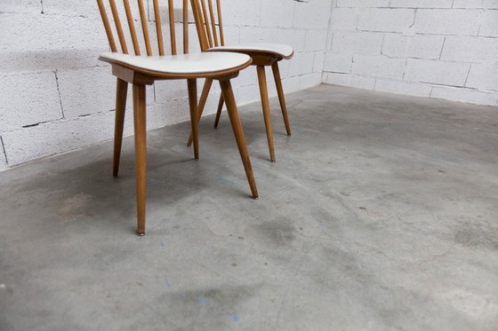 Image 1 of Coppia di sedie Baumann Menuet, patina color miele, sedili in vinile bianco