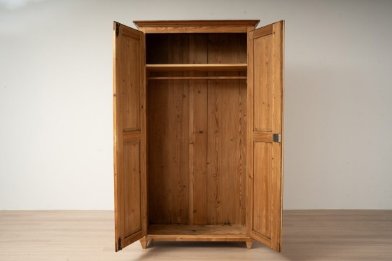 Armadio antico tedesco in pino con appendiabiti e ripiano, fine XIX secolo, Legno, Beige (foto 2 di 16)