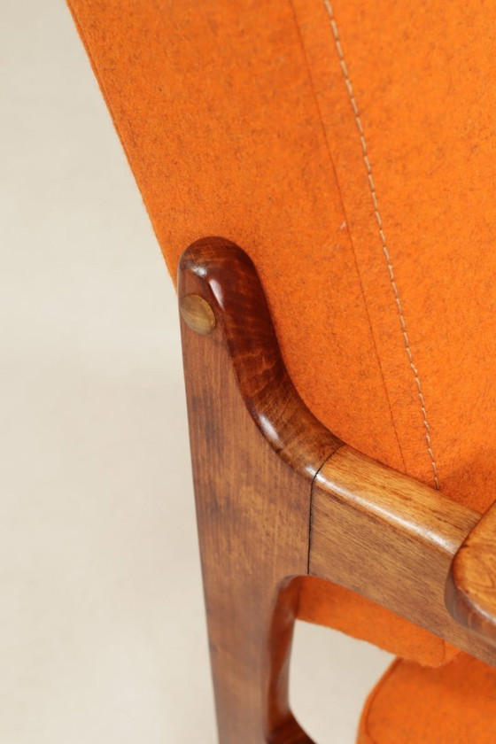 Image 1 of Vintage oranje fauteuil met wollen bekleding en walnootkleurig hout, mid-century modern stijl.