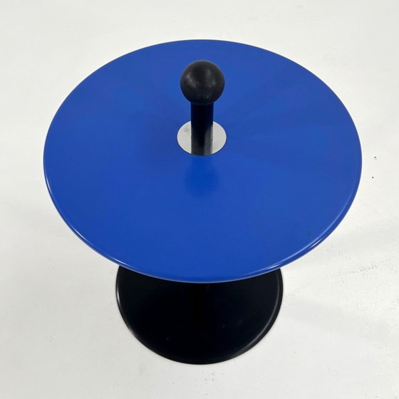 Image 1 of Mesita auxiliar azul de estilo posmoderno de Ikea, década de 1980.