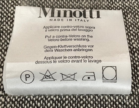 Image 1 of Ensemble complet Minotti 6 pièces comprenant 2 canapés, 1 pouf et 1 table basse.