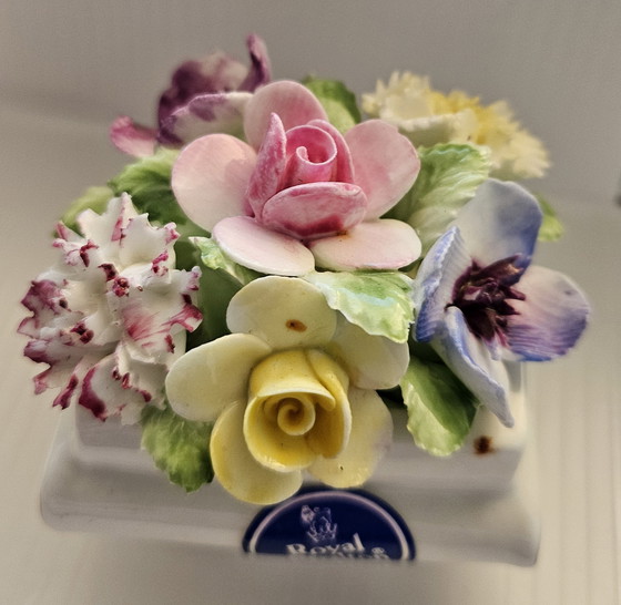 Image 1 of Figure en porcelaine Royal Doulton : Fleurs dans un pot carré