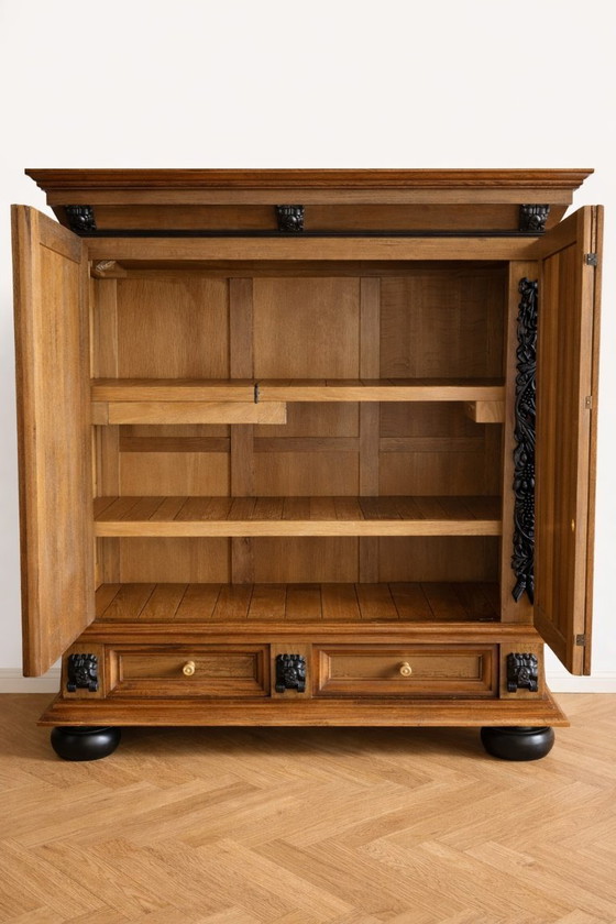 Image 1 of Armario de lino antiguo de madera maciza – ricamente decorado – armario único